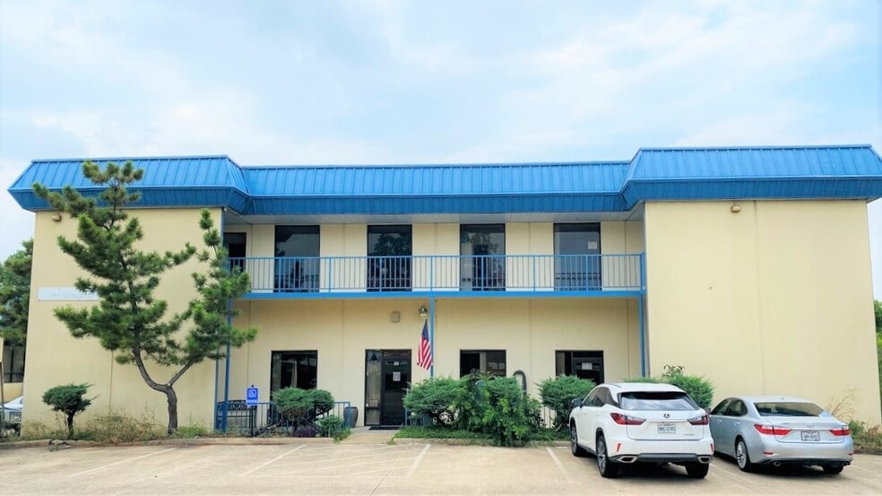 More Photos Of 1039 N Interstate 35E, Carrollton Research And Development For Lease