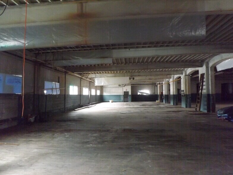 More Photos Of 700 Hepburn St, Milton Showroom For Lease