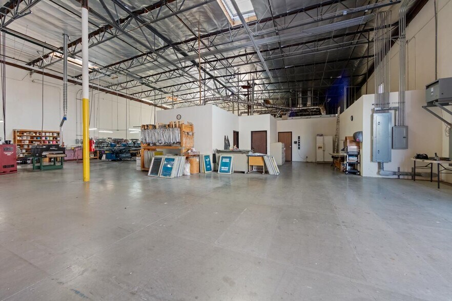 More Photos Of 661 Cochran St, Simi Valley Manufacturing For Sale