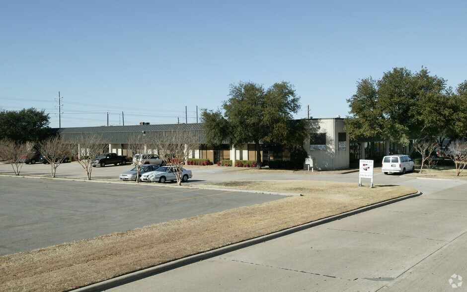 More Photos Of 325 Gold St, Garland Warehouse For Lease