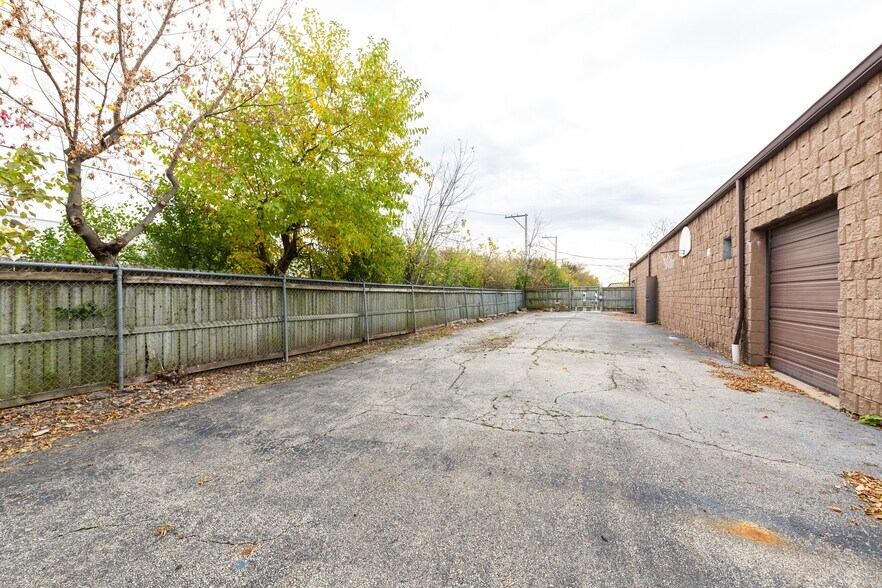 More Photos Of 22073 N Pepper Rd, Lake Barrington Warehouse For Lease