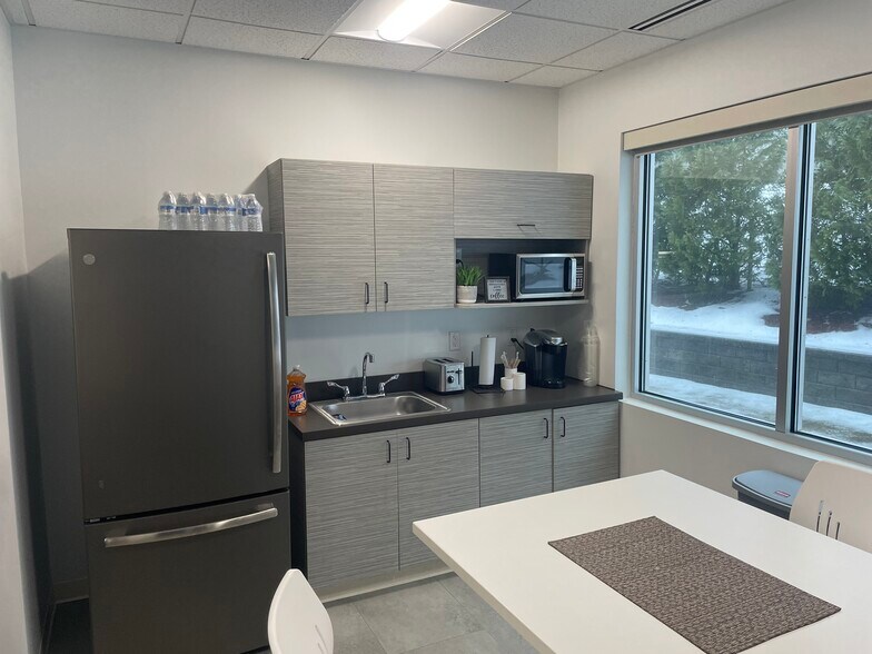 More Photos Of 7 Rockingham Rd, Windham Office For Lease