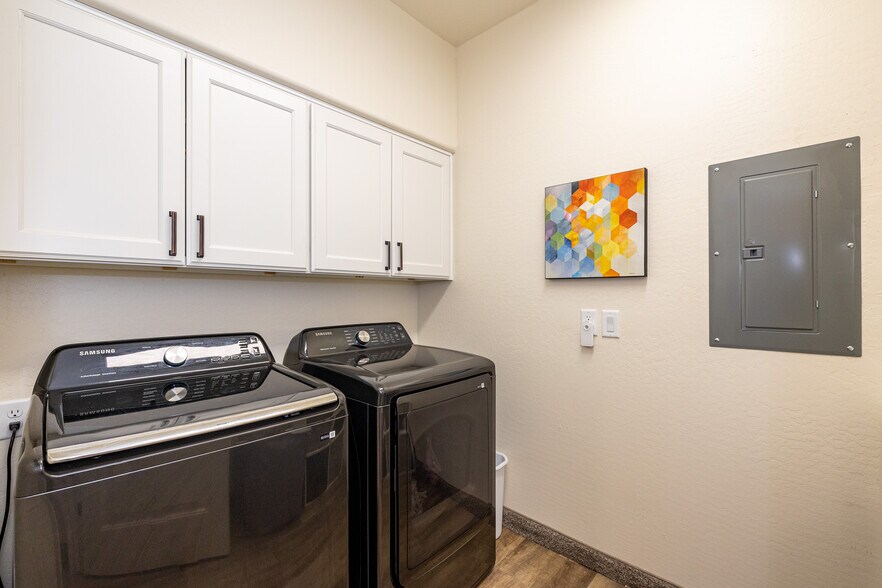 More Photos Of 116 S 1st St, Williams Office For Sale