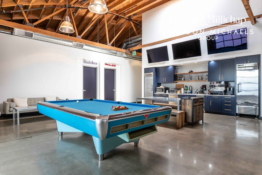 More Photos Of 2275 S Carmelina Ave, Los Angeles Showroom For Sale