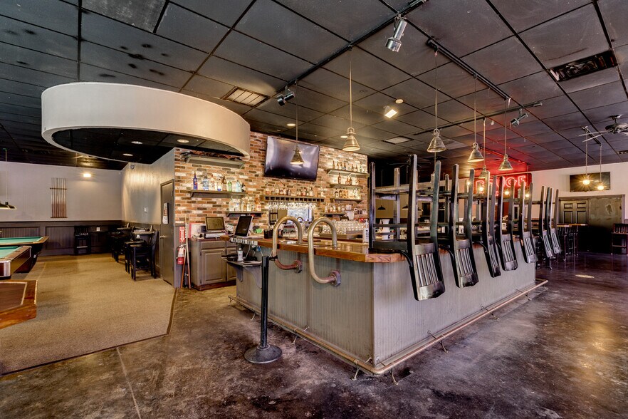 More Photos Of 470 This Way St, Lake Jackson General Retail For Sale