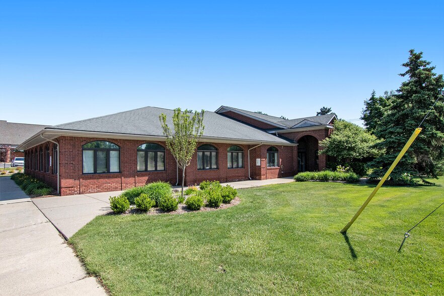 More Photos Of 645 Barclay Cir, Rochester Hills Medical For Lease