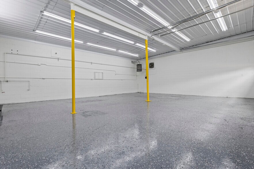 More Photos Of 506 N Main St, Winchester Light Distribution For Sale