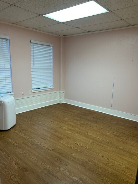 More Photos Of 1420 N Austin St, Seguin Office For Lease