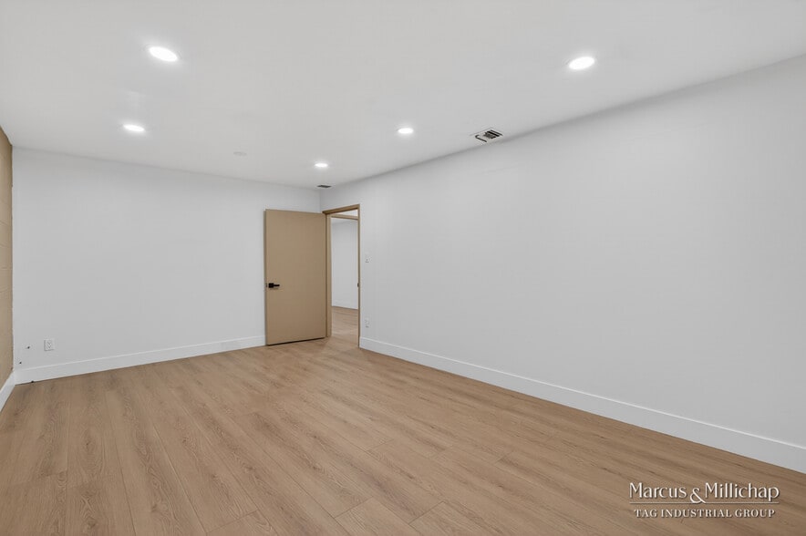More Photos Of 19340 Londelius St, Northridge Warehouse For Lease