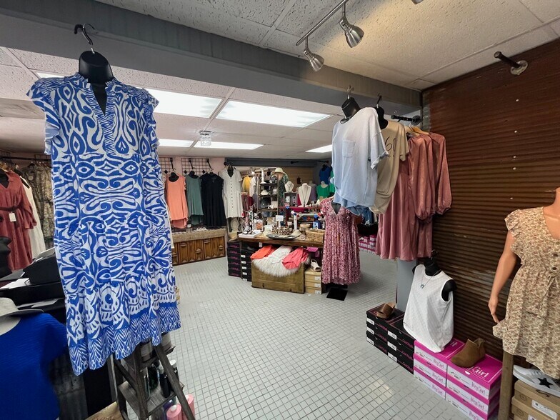 More Photos Of 208 W Main St, Mountain View General Retail For Sale