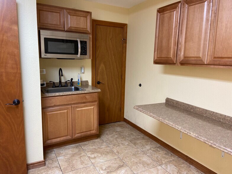More Photos Of 515 N King St, Seguin Medical For Sale