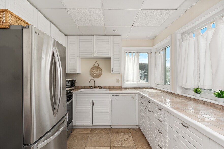 More Photos Of 16585 Pacific Coast Hwy, Sunset Beach Office Residential For Lease