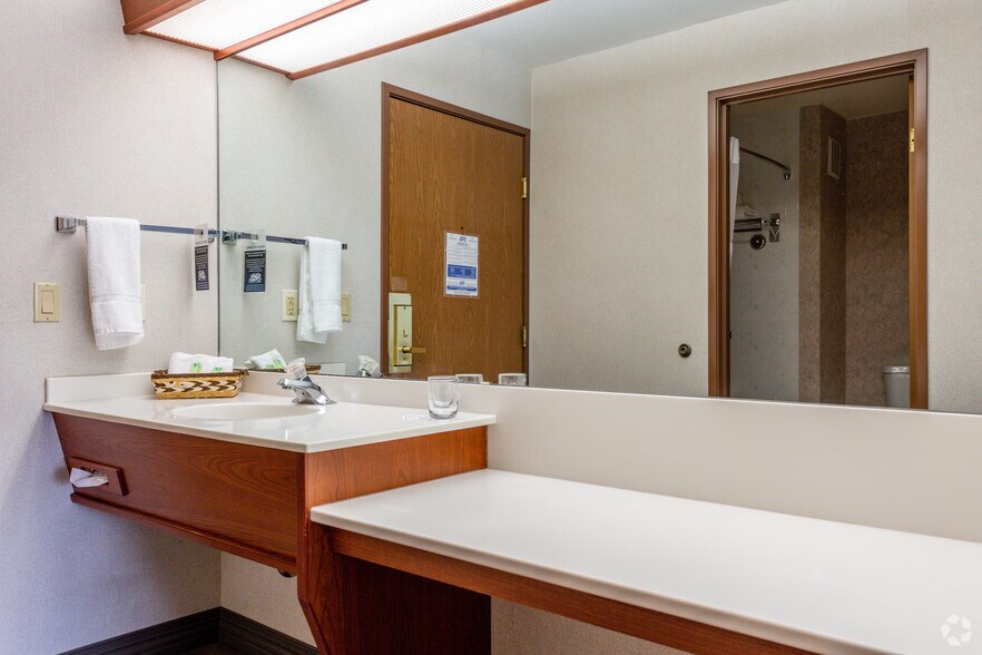 More Photos Of 3304 Market St NE, Salem Hotel For Sale