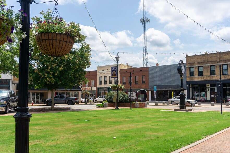 More Photos Of 106 N Alexander Ave, Washington Office For Sale