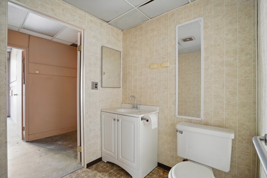 More Photos Of 3632 Foothill Blvd, La Crescenta Manufacturing For Sale