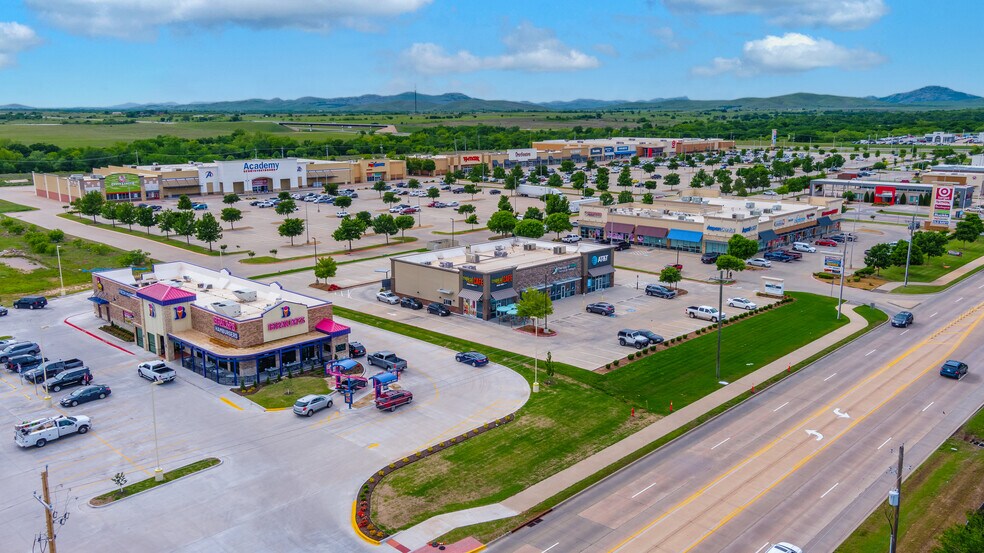 More Photos Of 1734-1740 NW 82nd St, Lawton Storefront For Lease