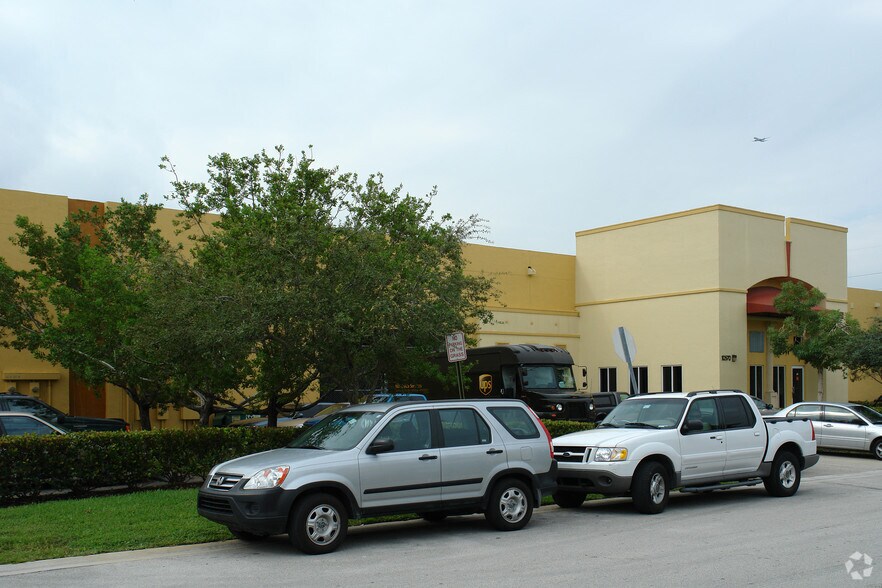 More Photos Of 10570 NW 37th Ter, Miami Warehouse For Lease
