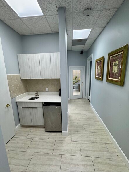 More Photos Of 2335 Stanford Ct, Naples Office For Lease