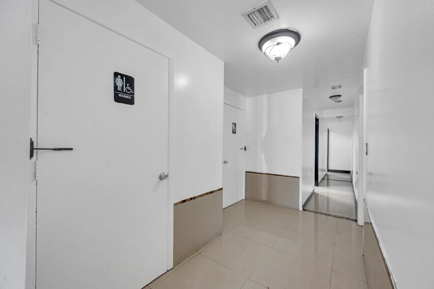 More Photos Of 4768-4772 NW 167th St, Miami Lakes Storefront Retail Office For Lease