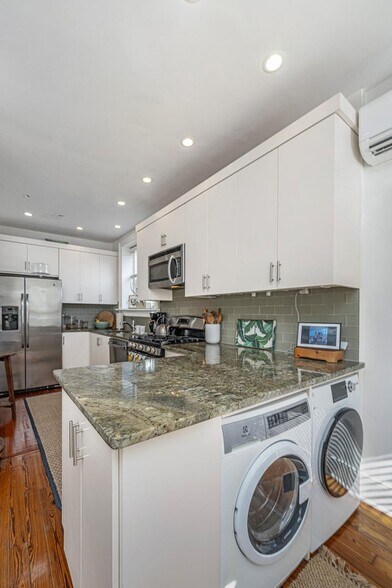 More Photos Of 90 Bull St, Charleston Storefront Retail Residential For Sale