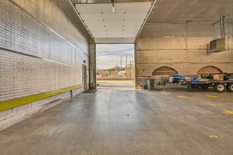 More Photos Of 2391 S Main St, Waterbury Showroom For Sale