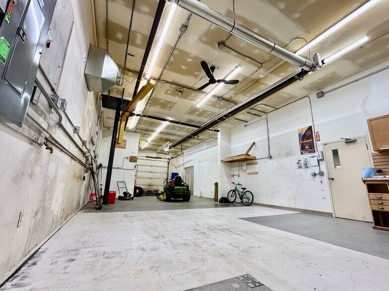 More Photos Of 11812-11820 121 St NW, Edmonton Office For Sale