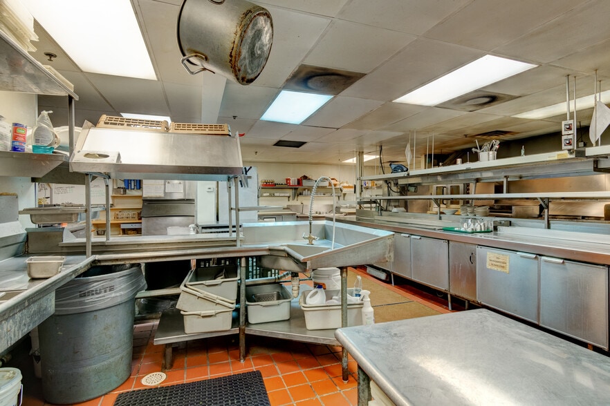 More Photos Of 1702 Park Hill Dr, Gainesville Restaurant For Sale