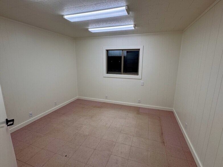 More Photos Of 1501 Lillian Ave, Jourdanton Flex For Lease