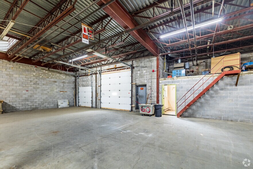 More Photos Of 12300 Boul Albert-Hudon, Montréal Warehouse For Lease