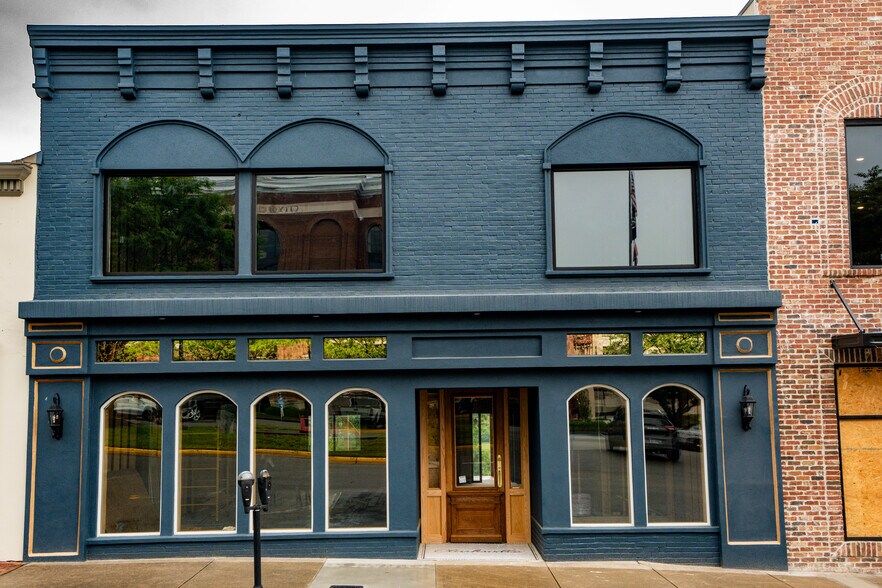 More Photos Of 114 Public Sq, Clarksville Storefront For Lease