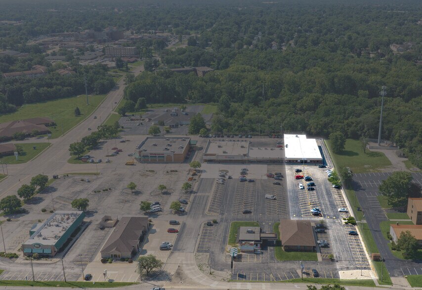 More Photos Of 757 W Pershing Rd, Decatur Office For Sale