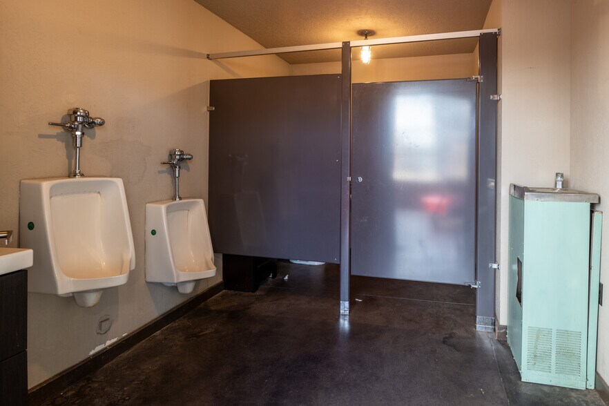 More Photos Of 200 N Armstrong St, Bixby Storefront For Lease