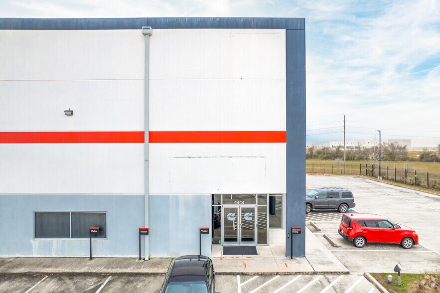 More Photos Of 4444 Kennedy Commerce Dr, Houston Manufacturing For Lease