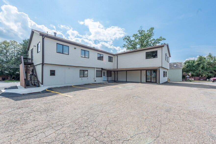 More Photos Of 238 Moon Clinton Rd, Coraopolis General Retail For Lease