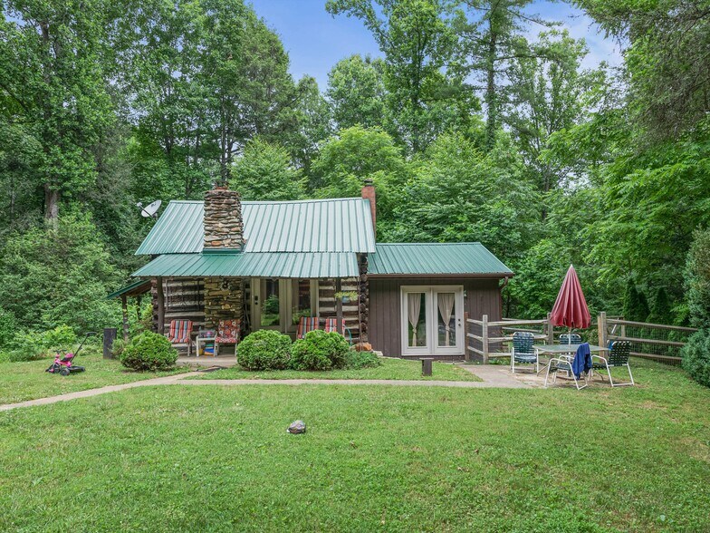 More Photos Of 40 Hemlock Hill Dr, Arden Manufactured Housing Mobile Home Park For Sale