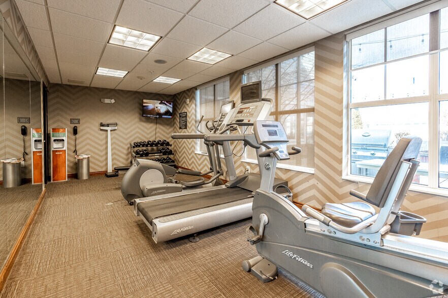 More Photos Of 4600 53rd St, Moline Hotel For Sale