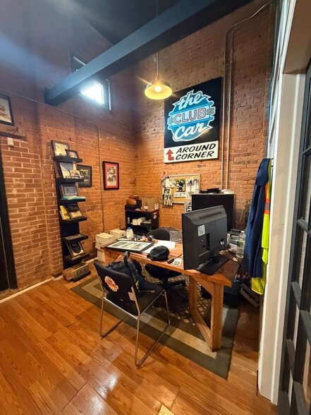 More Photos Of 281-283 Park Rd, West Hartford Showroom For Lease
