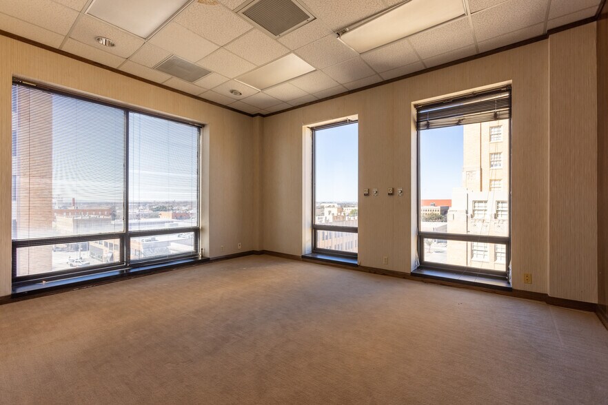 More Photos Of 301 Cypress St, Abilene Office For Sale