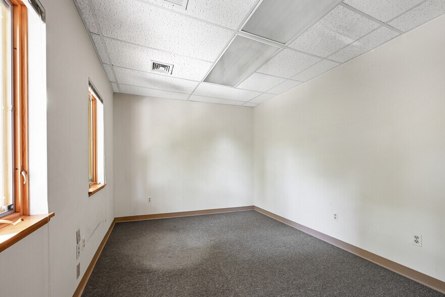 More Photos Of 15 Rockland Ter, Verona Office For Lease