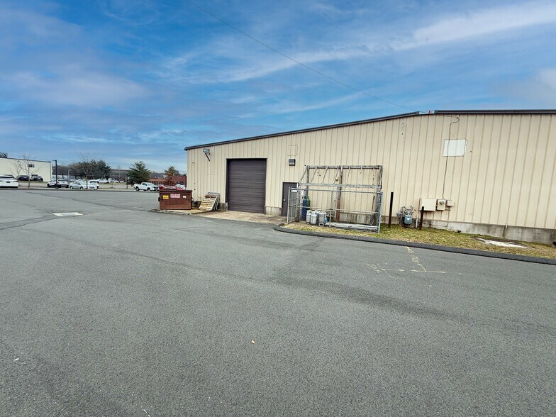 More Photos Of 66 N Plains Hwy, Wallingford Manufacturing For Lease