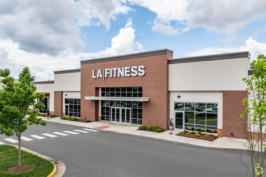 More Photos Of 494 Elden St, Herndon General Retail For Lease