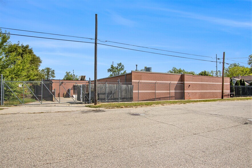More Photos Of 1206 E Crosstown Pky, Kalamazoo Manufacturing For Lease