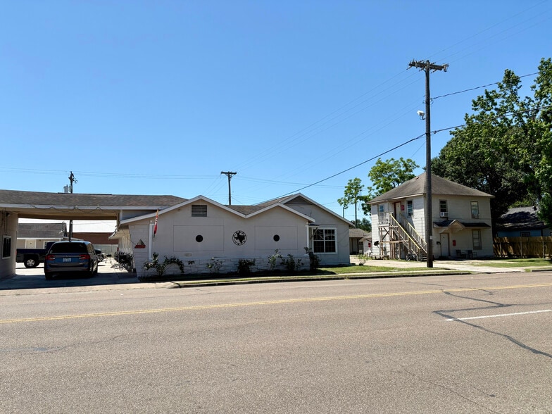 More Photos Of 405 W Jackson St, El Campo Hotel For Sale