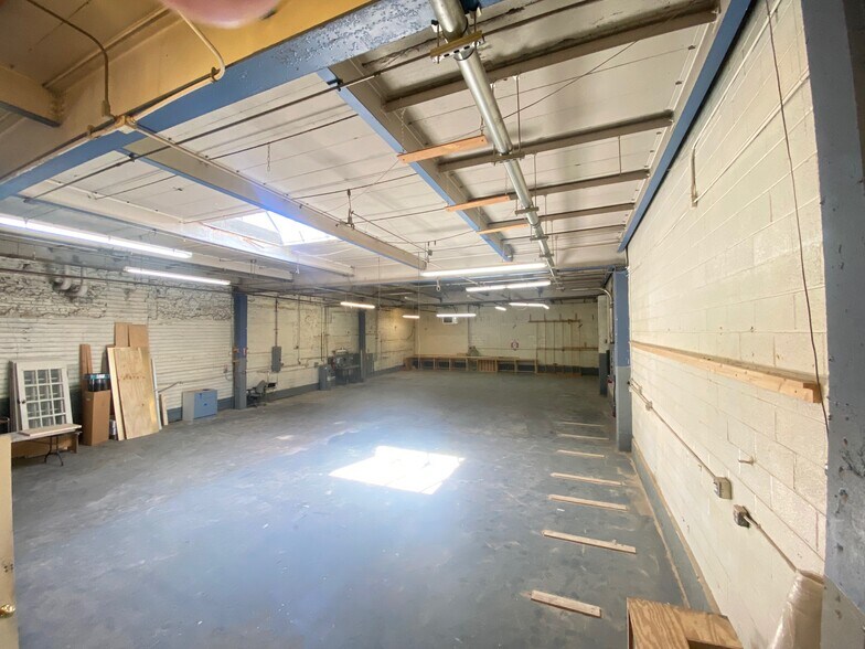 More Photos Of 245 Green St, Brooklyn Warehouse For Lease
