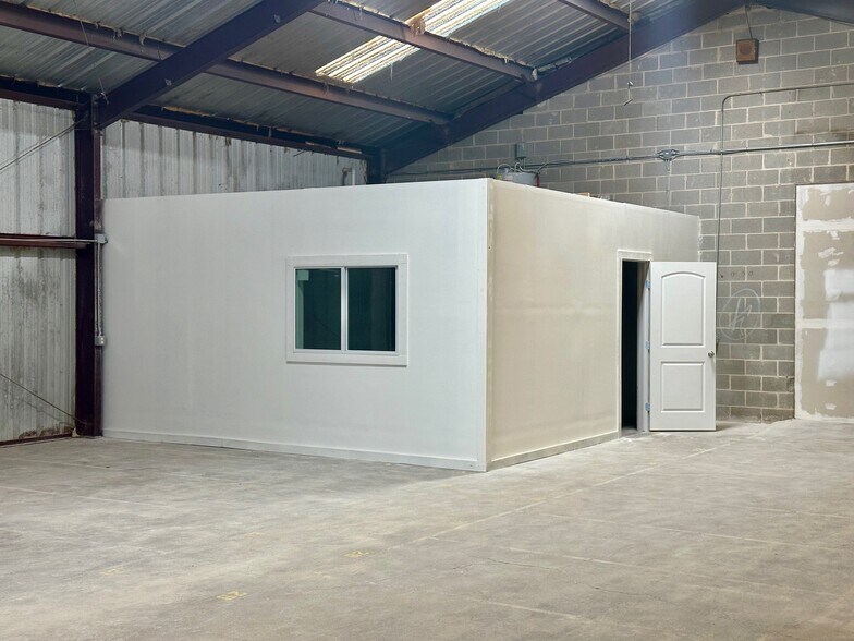 More Photos Of 200-232 W New Braunfels St, Seguin Warehouse For Lease