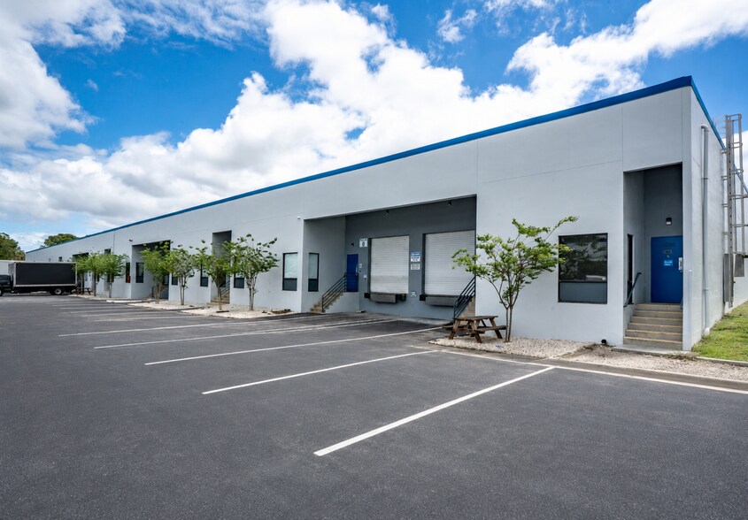 Primary Photo Of 5501-5519 Pioneer Park Blvd, Tampa Unknown For Lease