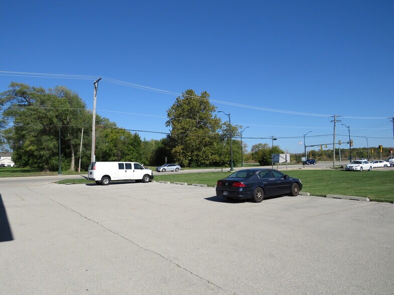 More Photos Of 2585 E Division St, Diamond Storefront Retail Office For Sale