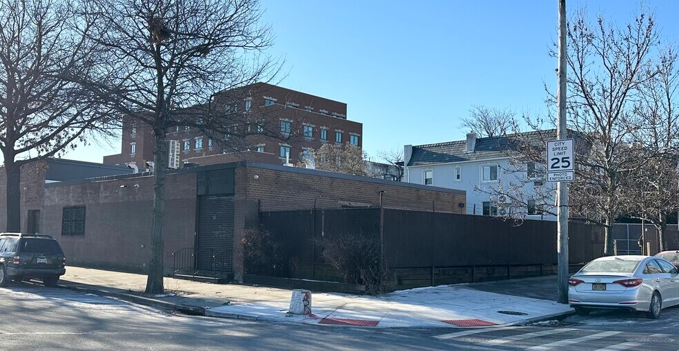 More Photos Of 2910 20th Ave, Astoria Warehouse For Lease