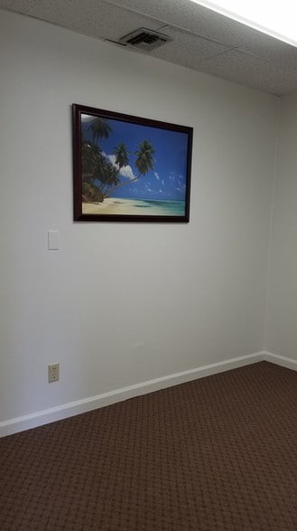 More Photos Of 515 Woodcrest Dr, Bloomington Medical For Lease
