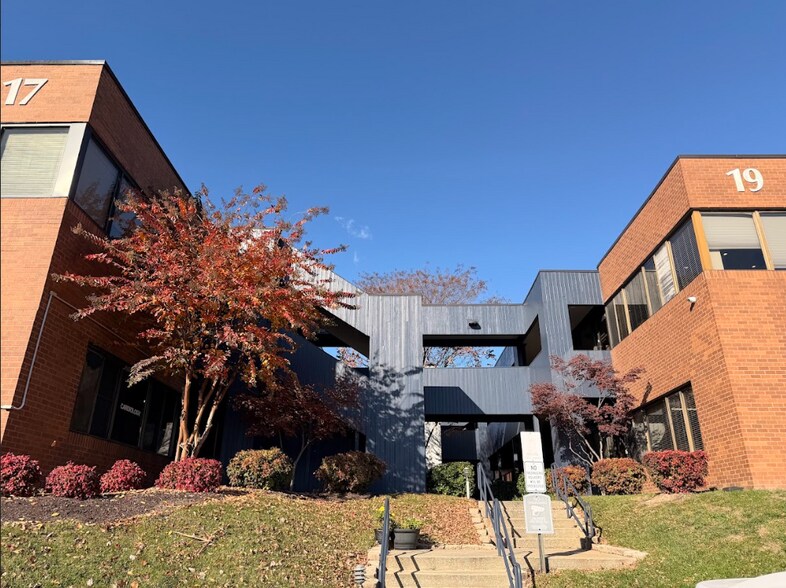 Primary Photo Of 17 Fontana Ln, Rosedale Office For Sale